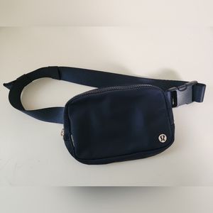 Lululemon 1L Belt Bag Navy